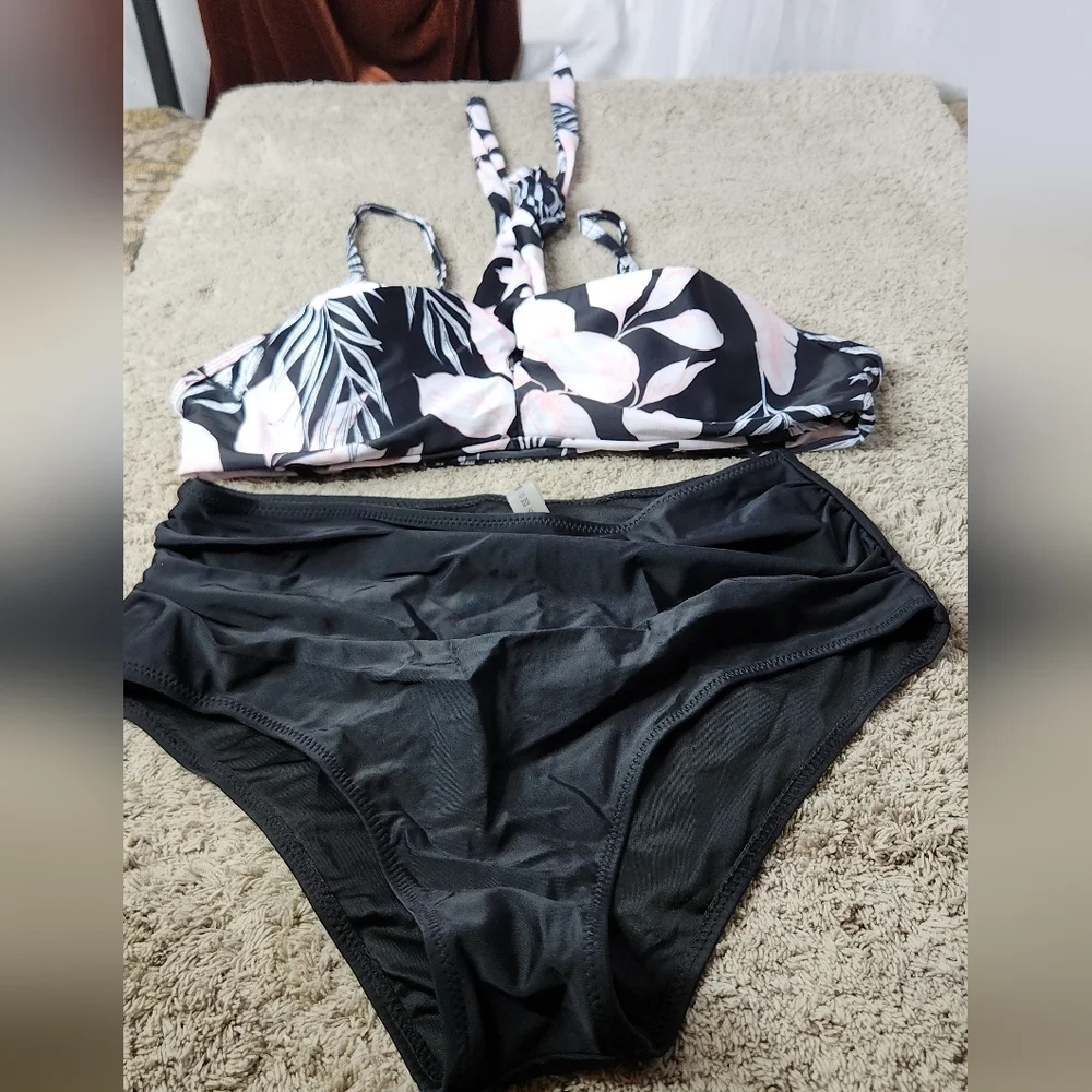 Women's Bikini Set With Black Bottoms & A Black/Pink Floral Swim Top - L